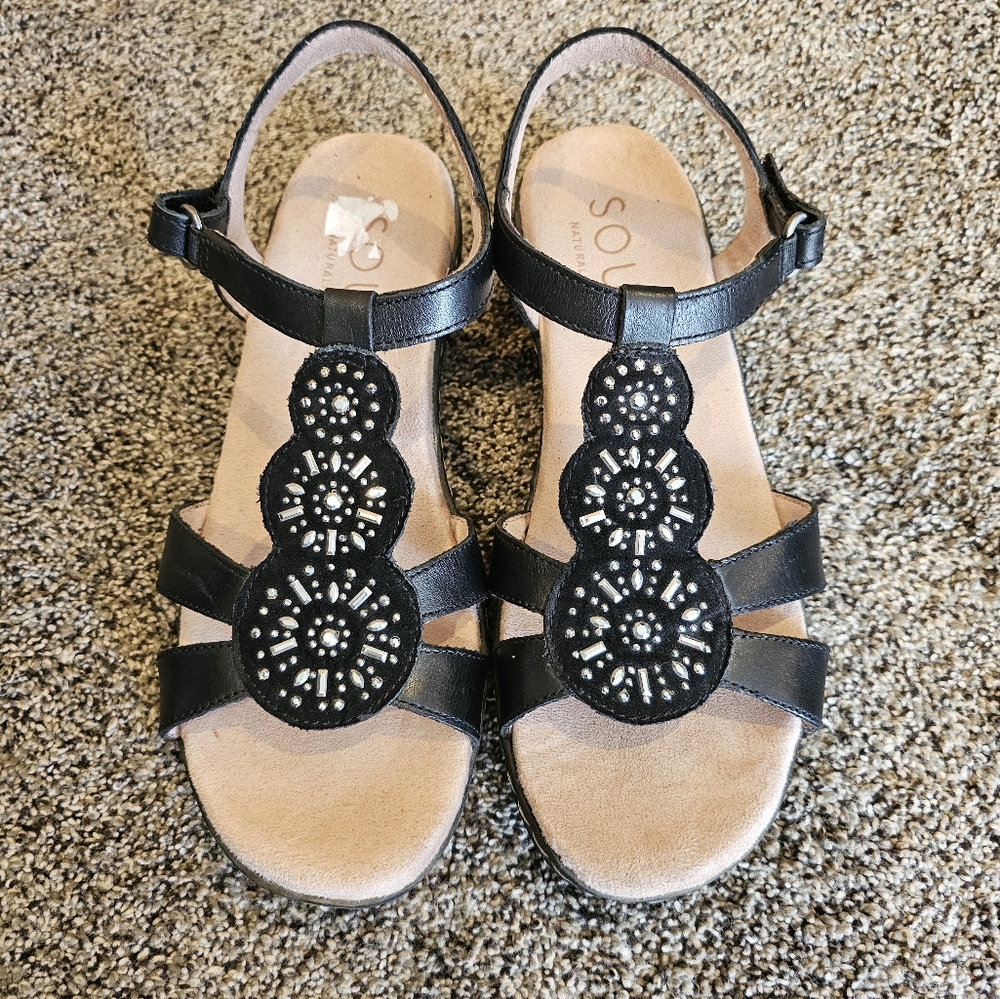 Naturalizer sandals size 9